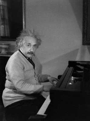 EinsteinAtPiano,1933.jpg